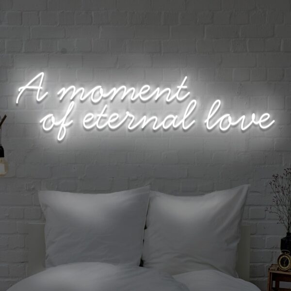 Napis LED „A moment of eternal love” – neon na ścianę 2