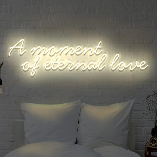 Napis LED „A moment of eternal love” – neon na ścianę 3