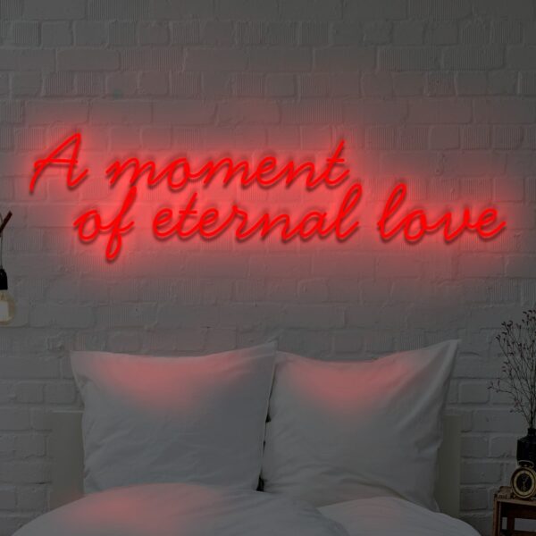 Napis LED „A moment of eternal love” – neon na ścianę 4