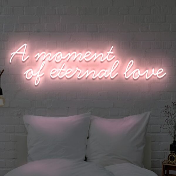 Napis LED „A moment of eternal love” – neon na ścianę 5