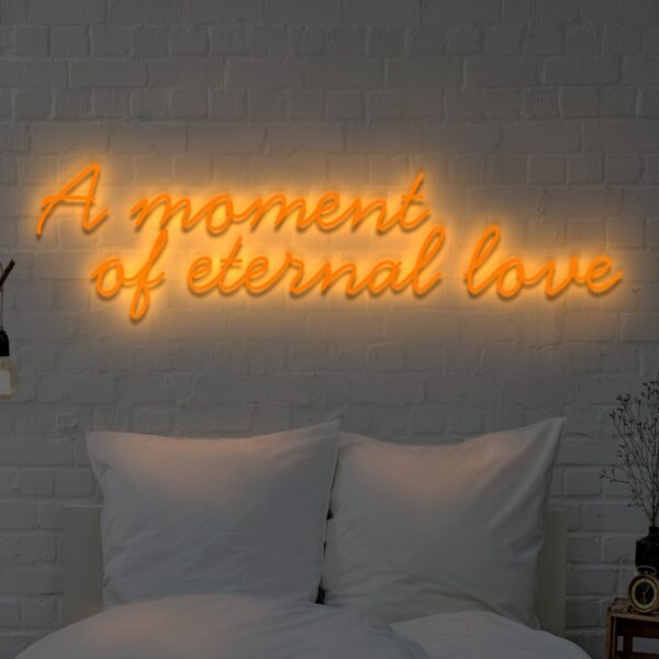 Napis LED „A moment of eternal love” – neon na ścianę 6