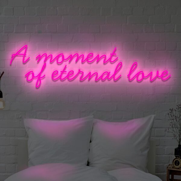 Napis LED „A moment of eternal love” – neon na ścianę 7