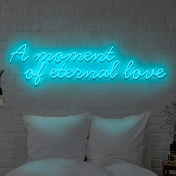 Napis LED „A moment of eternal love” – neon na ścianę 8