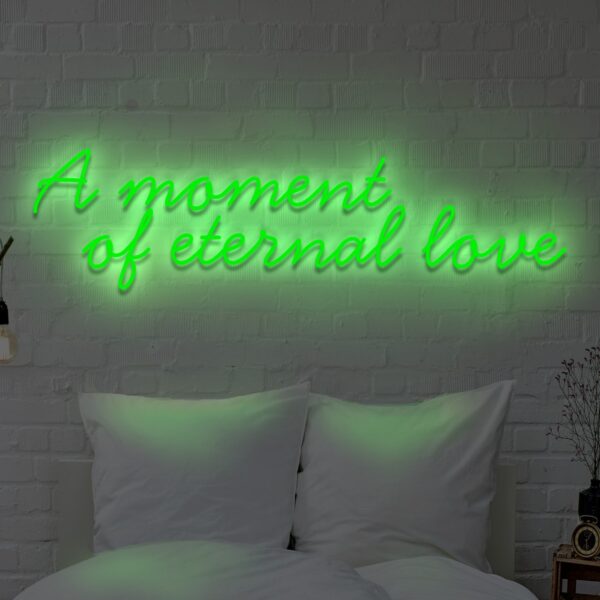 Napis LED „A moment of eternal love” – neon na ścianę 9