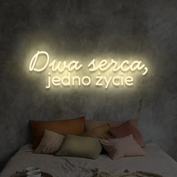 Neon LED napis beżowy Dwa serca jedno życie – dekoracja ślubna