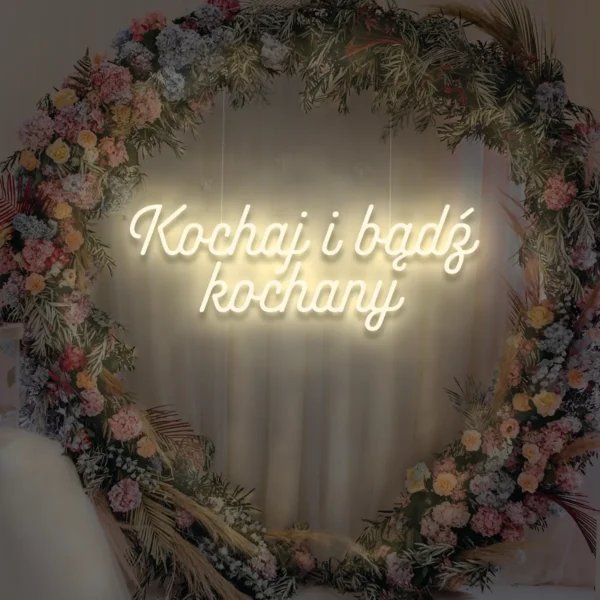 Beżowy neon LED napis Kochaj i bądź kochany dekoracja ślubna
