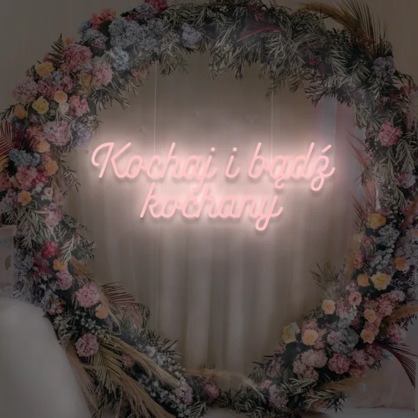 Jasnoróżowy neon LED napis Kochaj i bądź kochany ozdoba weselna