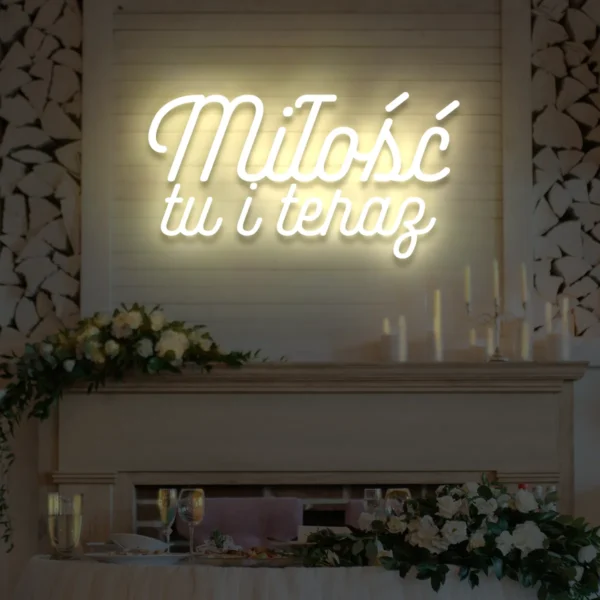 Beżowy neon LED napis Miłość tu i teraz dekoracja ślubna