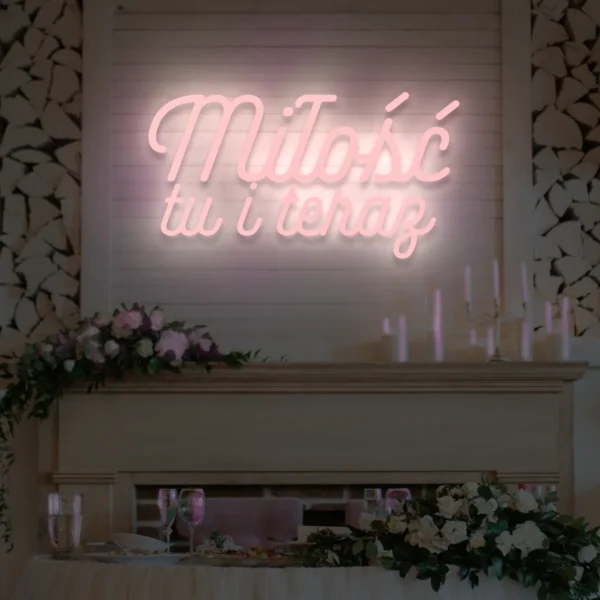 Jasnoróżowy neon LED napis Miłość tu i teraz ozdoba weselna i eventowa