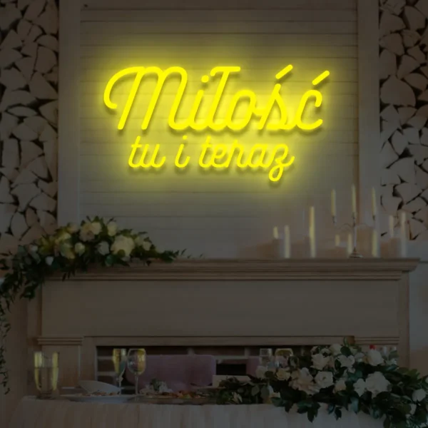Żółty neon LED napis Miłość tu i teraz nowoczesna dekoracja weselna