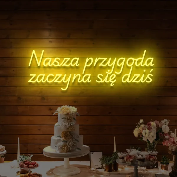 Żółty neon LED napis Nasza przygoda zaczyna się dziś nowoczesna dekoracja