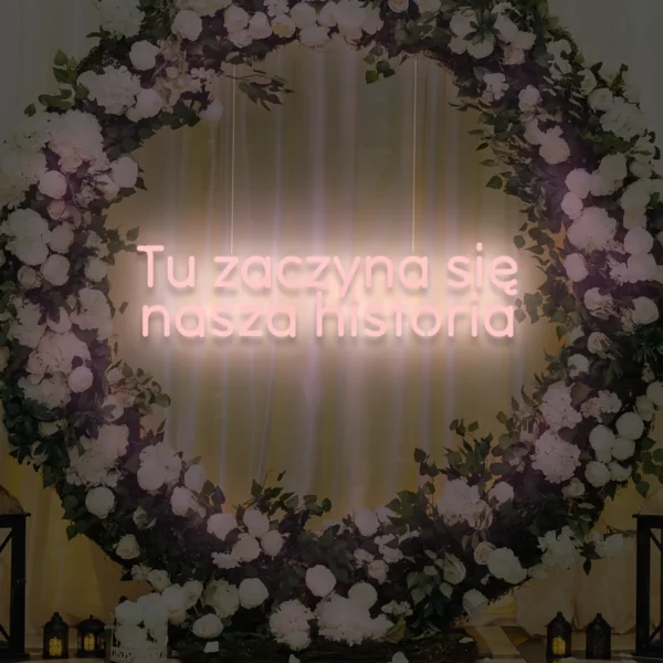 Jasnoróżowy neon LED napis Tu zaczyna się nasza historia delikatna dekoracja ślubna