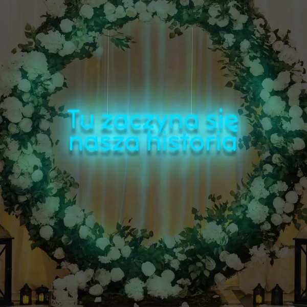 Niebieski neon LED napis Tu zaczyna się nasza historia nowoczesne tło do zdjęć