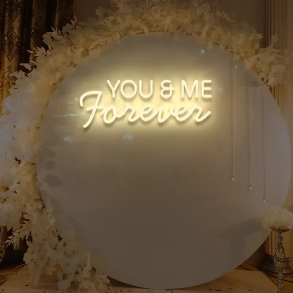 Beżowy neon LED napis You & Me Forever subtelna dekoracja świetlna