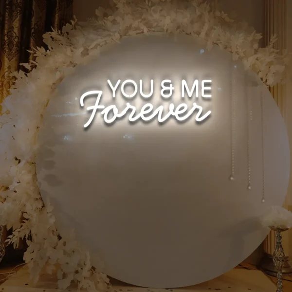 Biały neon LED napis You & Me Forever elegancka dekoracja ściany