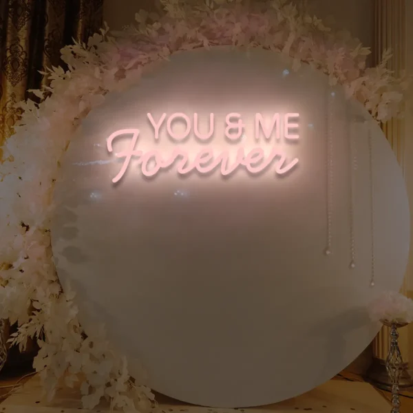 Neon LED jasnoróżowy napis You & Me Forever romantyczna dekoracja