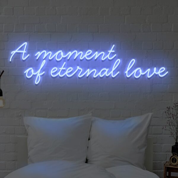 Niebieski napis LED „A moment of eternal love” – neon na ścianę