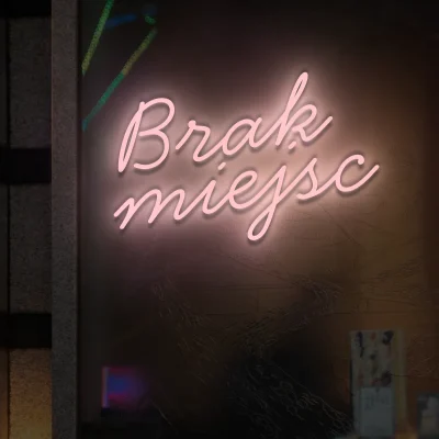 Jasnoróżowy neonowy napis Brak miejsc dekoracyjny napis do okna