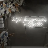 Biały neon LED napis Dziś zaczyna się wszystko elegancka dekoracja