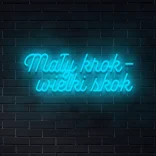 Niebieski neonowy napis „Mały krok – wielki skok” świecąca ozdoba