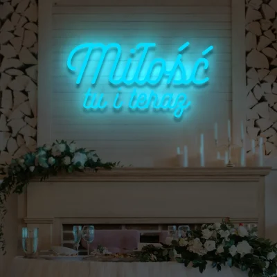 Niebieski neon LED napis Miłość tu i teraz dekoracja ścienna i weselna