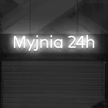 Biały neon LED z napisem Myjnia 24h nad bramą