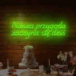Zielony neon LED napis Nasza przygoda zaczyna się dziś ozdoba sali