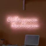 Jasnoróżowy neon LED z napisem Odkrywca kosmosu dekoracja