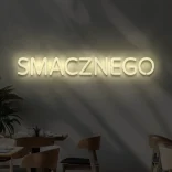 Neonowy napis Smacznego w kolorze beżowym dekoracja ścienna