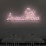 Jasnoróżowy neon LED z napisem Śniadania i grafiką kawy z rogalikiem