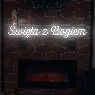 Biały neon LED z napisem Święta z Bogiem na kominku