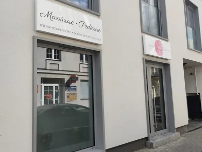 Gotowy kaseton z białego Dibondu na elewacji – Manicure, Pedicure