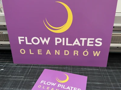 Fioletowy szyld Flow Pilates Oleandrów – tablice i szyldy reklamowe